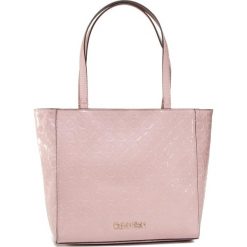 Torebka CALVIN KLEIN - Ck Must Em Shopper Sm K60K606761 VFM. Różowe torby damskie na zakupy Calvin Klein, bez wzorów, ze skóry ekologicznej, bez dodatków. Za 579,00 zł.
