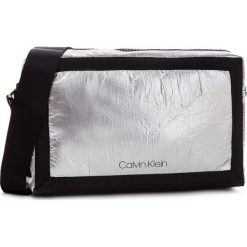 Torebka CALVIN KLEIN - Outline Medium Crossbody K60K604820 910. Szare listonoszki damskie Calvin Klein, ze skóry ekologicznej. Za 449,00 zł.