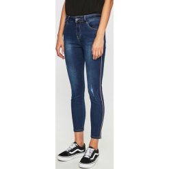Answear - Jeansy. Niebieskie jeansy damskie ANSWEAR, s, bez wzorów, z elastanu. W wyprzedaży za 79,90 zł.