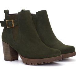 Skórzane botki w kolorze zielonym. Zielone botki damskie Abril Flowers, bez obcasa, na obcasie, na klamry. W wyprzedaży za 219,95 zł.