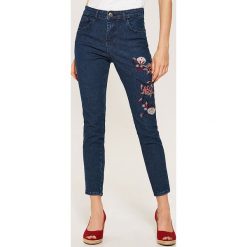 Rurki damskie: Jeansy regular skinny z haftem - Niebieski