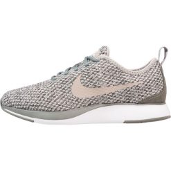 Nike Sportswear DUALTONE RACER SE (GS) Tenisówki i Trampki river rock/cobblestone/black/light bone. Czarne trampki męskie Nike Sportswear, z tworzywa sztucznego. W wyprzedaży za 223,30 zł.