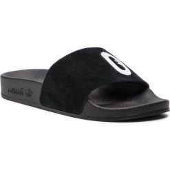 Klapki adidas - adilette W DA9017 Cblack/Cblack/Ftwwht. Czarne klapki damskie Adidas, bez wzorów, ze skóry, bez obcasa. W wyprzedaży za 159,00 zł.