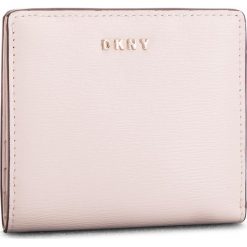 Mały Portfel Damski DKNY - Bryant Bifold Wallet R83Z3657 Iconic Bls 3IB. Różowe portfele damskie DKNY, bez wzorów, ze skóry. W wyprzedaży za 239,00 zł.