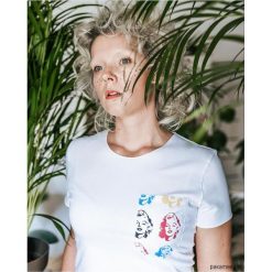 T-shirt z kieszonką Marylin Monroe. Czerwone bluzki damskie marki Pakamera, bez wzorów, z tiulu, bez kołnierzyka, bez rękawów. Za 89,00 zł.