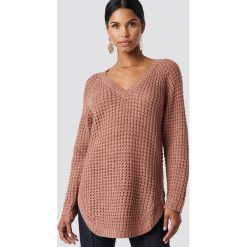 NA-KD Sweter ze splotem - Pink. Różowe swetry klasyczne damskie marki NA-KD, z dzianiny, dekolt w kształcie v. Za 113,00 zł.