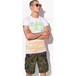 T-shirt z nadrukiem. Białe t-shirty męskie Top Secret, na zimę, xl, z nadrukiem, z bawełny, wakacyjne, bez kołnierzyka, krótkie. W wyprzedaży za 24,99 zł.