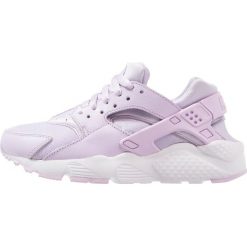 Nike Sportswear HUARACHE RUN SE (GS) Tenisówki i Trampki violet mist/white. Fioletowe trampki chłopięce Nike Sportswear, z materiału. W wyprzedaży za 293,30 zł.