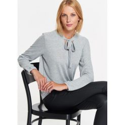 Sweter długi rękaw damski. Szare swetry damskie Top Secret, bez wzorów, z dzianiny, klasyczne, z długim rękawem, długie, bez kaptura. Za 59,99 zł.