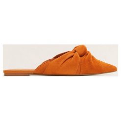 Mango - Klapki Ona. Pomarańczowe klapki damskie Mango, bez wzorów, z poliesteru, bez obcasa, na obcasie. W wyprzedaży za 69,90 zł.