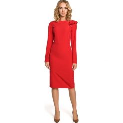 Sukienka z falbankami na ramieniu - czerwona. Czerwone sukienki damskie Moe, s, bez wzorów, z elastanu, eleganckie, z falbankami, z długim rękawem, długie, dopasowane. Za 179,00 zł.