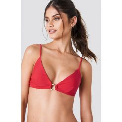 J&K Swim X NA-KD Góra bikini z detalem - Red. Czerwone bikini J&K Swim x NA-KD, z haftami. Za 60,95 zł.