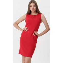 Czerwona Sukienka Kirsten. Czerwone sukienki damskie Born2be, xl, bez wzorów, eleganckie, z okrągłym kołnierzem, bez rękawów, mini, dopasowane. Za 69,99 zł.
