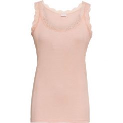 Top shirtowy z koronką bonprix stary jasnoróżowy. Różowe bluzki damskie marki bonprix, w koronkowe wzory, z koronki, retro, bez kołnierzyka, bez rękawów. Za 34,99 zł.