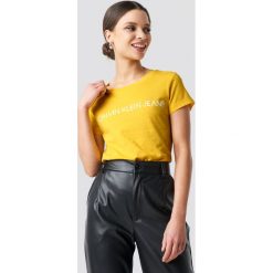 Calvin Klein T-shirt Institutional Logo Slim Fit - Yellow. Żółte t-shirty damskie marki Calvin Klein, z nadrukiem, z dzianiny, z okrągłym kołnierzem. Za 121,95 zł.