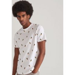 T-shirt ze strukturalnym nadrukiem - Biały. Białe t-shirty damskie Reserved, s, z nadrukiem, bez kołnierzyka. Za 29,99 zł.