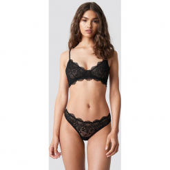 NA-KD Lingerie Figi z ozdobną koronką - Black. Czarne figi NA-KD Lingerie, w koronkowe wzory, z koronki. Za 40,95 zł.