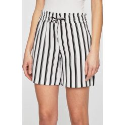 Only - Szorty. Białe szorty damskie ONLY, bez wzorów, z elastanu, casualowe. W wyprzedaży za 59,90 zł.