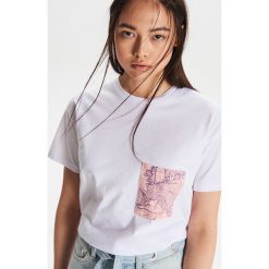 Koszulka z kieszenią - Biały. Białe koszulki damskie Cropp, s, bez wzorów, bez kołnierzyka. Za 24,99 zł.