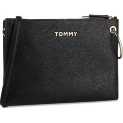 Torebka TOMMY HILFIGER - Item Statement Clutch AW0AW07048 002. Czarne listonoszki damskie TOMMY HILFIGER, bez wzorów, ze skóry, wizytowe, bez dodatków. W wyprzedaży za 239,00 zł.