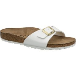 Birkenstock Madrid BF 1005310. Białe klapki damskie Birkenstock, bez wzorów, z syntetyku, bez obcasa. W wyprzedaży za 249,99 zł.