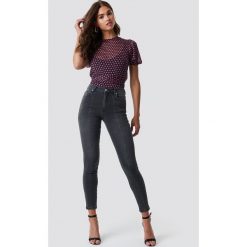 Spodnie damskie: NA-KD Jeansy Skinny Mid Waist Front Panel - Grey