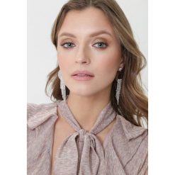 Srebrne Kolczyki Bateman. Szare kolczyki damskie Born2be, z cyrkonią, srebrne, na sztyftcie. Za 39,99 zł.
