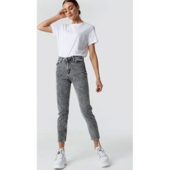Trendyol Jeansy Stonewashed Mom - Grey. Szare spodnie z wysokim stanem marki Trendyol, na co dzień, l, z poliesteru, casualowe, midi, rozkloszowane. Za 141,95 zł.