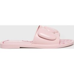 Melissa - Klapki Hello Kitty. Różowe klapki damskie Melissa, z motywem z bajki, z gumy, bez obcasa, na obcasie. W wyprzedaży za 239,90 zł.