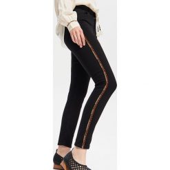 Jeansy slim z lampasem - Czarny. Czarne jeansy damskie Reserved. W wyprzedaży za 59,99 zł.
