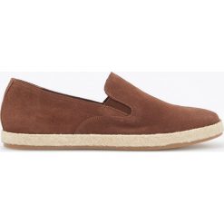 Skórzane półbuty typu slip-on - Brązowy. Pomarańczowe półbuty męskie Reserved, bez wzorów, bez zapięcia. Za 99,99 zł.