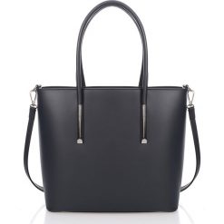 Skórzana torebka w kolorze czarnym - 32 x 30 x 12 cm. Czarne torebki klasyczne damskie Black Bags, w paski, ze skóry, na ramię, bez dodatków. W wyprzedaży za 364,95 zł.