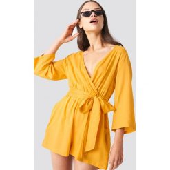 NA-KD Kopertowy kombinezon - Yellow. Żółte kombinezony damskie marki NA-KD, z kopertowym dekoltem. Za 121,95 zł.