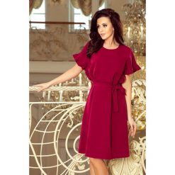 Aida. Elegancka sukienka o luźnym kroju z wiązaniem w pasie - BORDOWA. Czerwone sukienki damskie numoco, do pracy, s, bez wzorów, eleganckie, bez kołnierzyka, bez rękawów, dopasowane. Za 156,98 zł.