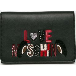 Love Moschino - Kopertówka. Czarne torebki na łańcuszku marki Love Moschino, w paski, z materiału, casualowe, na ramię, średnie. W wyprzedaży za 429,90 zł.