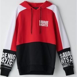 Bluza z nadrukiem na rękwach - Czerwony. Czerwone bluzy męskie Cropp, s, z nadrukiem, bez kołnierzyka, bez rękawów, bez kaptura. Za 129,99 zł.