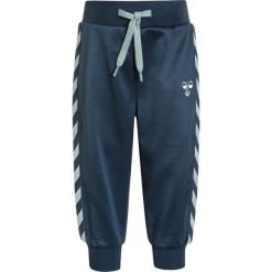 Hummel BABY PANTS Spodnie treningowe blue wing teal. Niebieskie spodnie chłopięce Hummel, z bawełny. Za 129,00 zł.