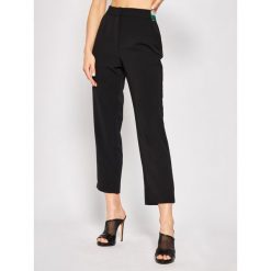 Spodnie materiałowe Guess Magda Jogger W0GB13 WCU60. Czarne spodnie damskie Guess, l, z aplikacjami, z tkaniny. W wyprzedaży za 239,00 zł.