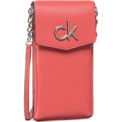 Torebka CALVIN KLEIN - Re-Lock Phone Pouch K60K606533 Red. Czerwone listonoszki damskie Calvin Klein, na co dzień, bez wzorów, ze skóry ekologicznej, bez dodatków. Za 299,00 zł.