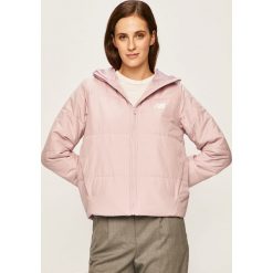 New Balance - Kurtka. Różowe kurtki damskie s, z poliesteru, krótkie. W wyprzedaży za 329,90 zł.