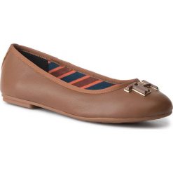 Baleriny TOMMY HILFIGER - Essential Leather Ballerina FW0FW04316 Winter Cognac GVI. Pomarańczowe baleriny damskie TOMMY HILFIGER, bez wzorów, ze skóry, bez obcasa. W wyprzedaży za 269,00 zł.