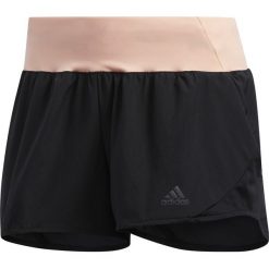Spodenki do biegania damskie ADIDAS RUN IT SHORT W BLACK/GLOW PINK / DZ2255. Różowe spodenki sportowe damskie Adidas, bez wzorów, do biegania. Za 99,99 zł.