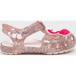 Crocs - Sandały dziecięce. Różowe sandały dziewczęce Crocs, z materiału, z okrągłym noskiem, bez zapięcia. W wyprzedaży za 119,90 zł.