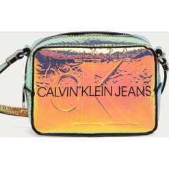 Calvin Klein Jeans - Torebka. Żółte listonoszki damskie Calvin Klein Jeans, w paski, z jeansu, na ramię, małe, z nadrukiem, bez dodatków. Za 299,90 zł.