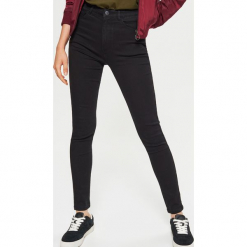 Jeansy HIGH WAIST - Czarny. Czarne spodnie z wysokim stanem Cropp, z jeansu. Za 89,99 zł.