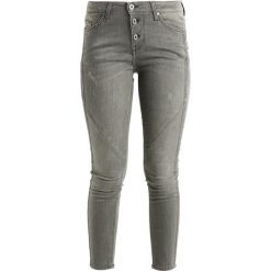 Mustang JASMIN BUTTON Jeansy Slim Fit olive. Zielone jeansy damskie marki Mustang. W wyprzedaży za 186,45 zł.