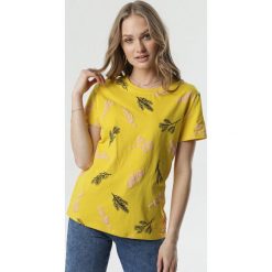 Żółty T-shirt Adrasteia. Żółte t-shirty damskie Born2be, s, z okrągłym kołnierzem. Za 39,99 zł.
