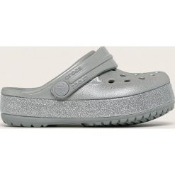 Crocs - Klapki dziecięce. Szare sandały dziewczęce Crocs, z materiału, bez zapięcia. W wyprzedaży za 129,90 zł.