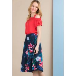 Bluzka typu cold shoulder. Bluzki damskie Monnari, bez wzorów, z wiskozy, bez kołnierzyka, z krótkim rękawem. Za 79,50 zł.