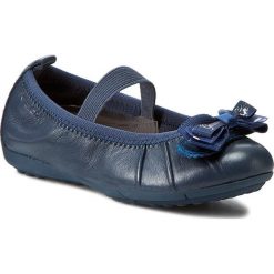 Baleriny GEOX - J Piuma Ball B J52B0B 00085 C4064 Navy. Niebieskie baleriny damskie z kokardą marki Geox, ze skóry. W wyprzedaży za 179,00 zł.